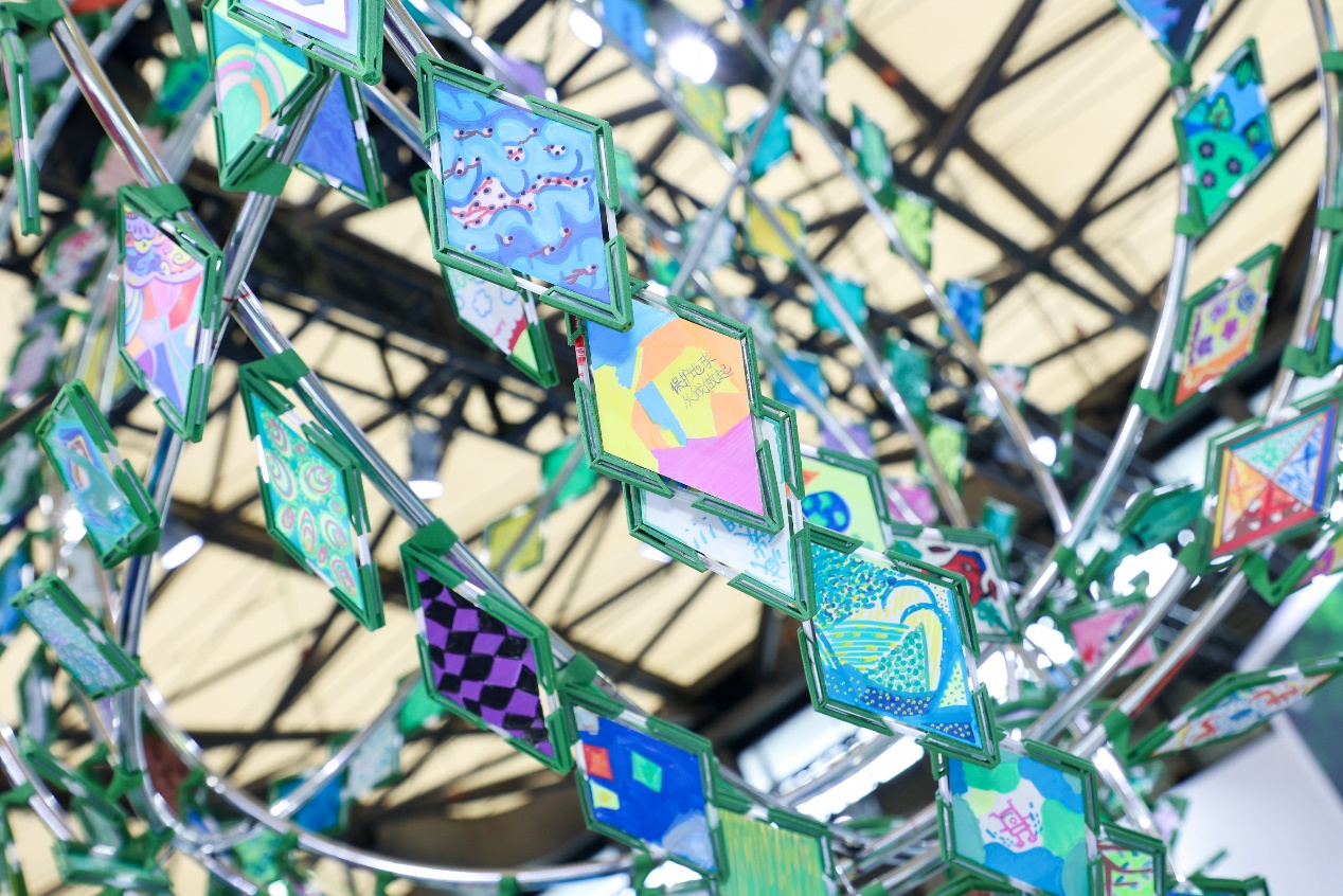 一笔开启绿色生活 晨光携环保艺术作品亮相2024上海国际碳中和博览会 一笔开启绿色生活 晨光携环保艺术作品亮相2024上海国际碳中和博览会